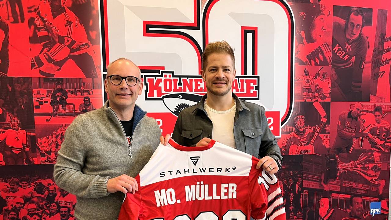 Mirko Lüdemann und Moritz Müller zeigen das Haie-Trikot mit der 1000.
