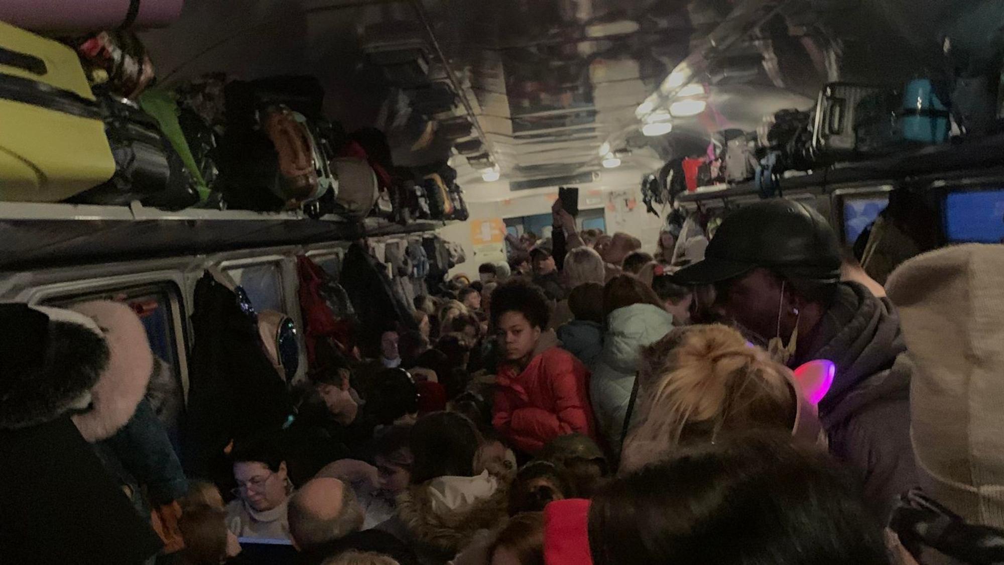Auf dem Handybild sieht man aneinandergedrängte Menschen in einem überfüllten Zug.