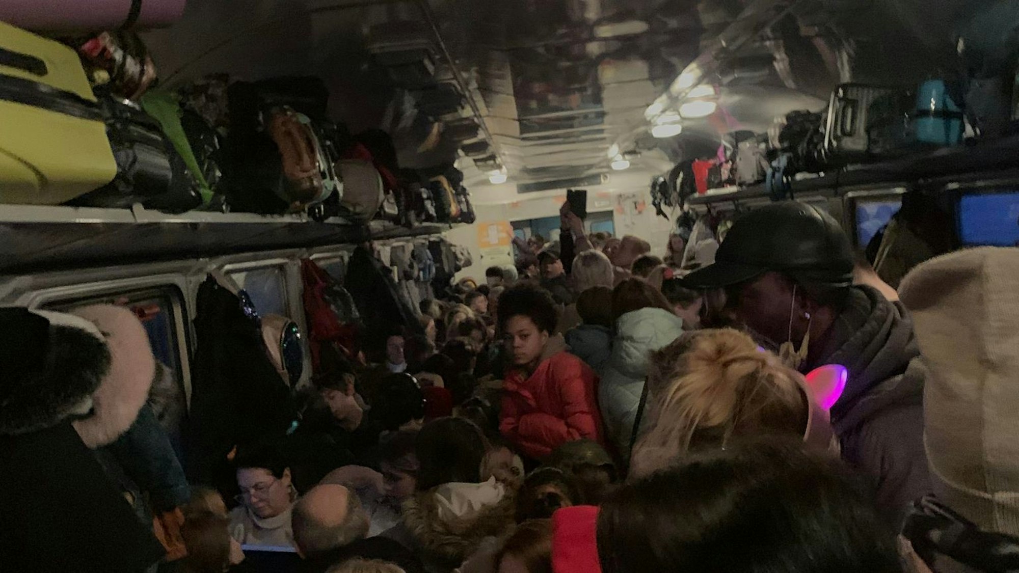 Auf dem Handybild sieht man aneinandergedrängte Menschen in einem überfüllten Zug.
