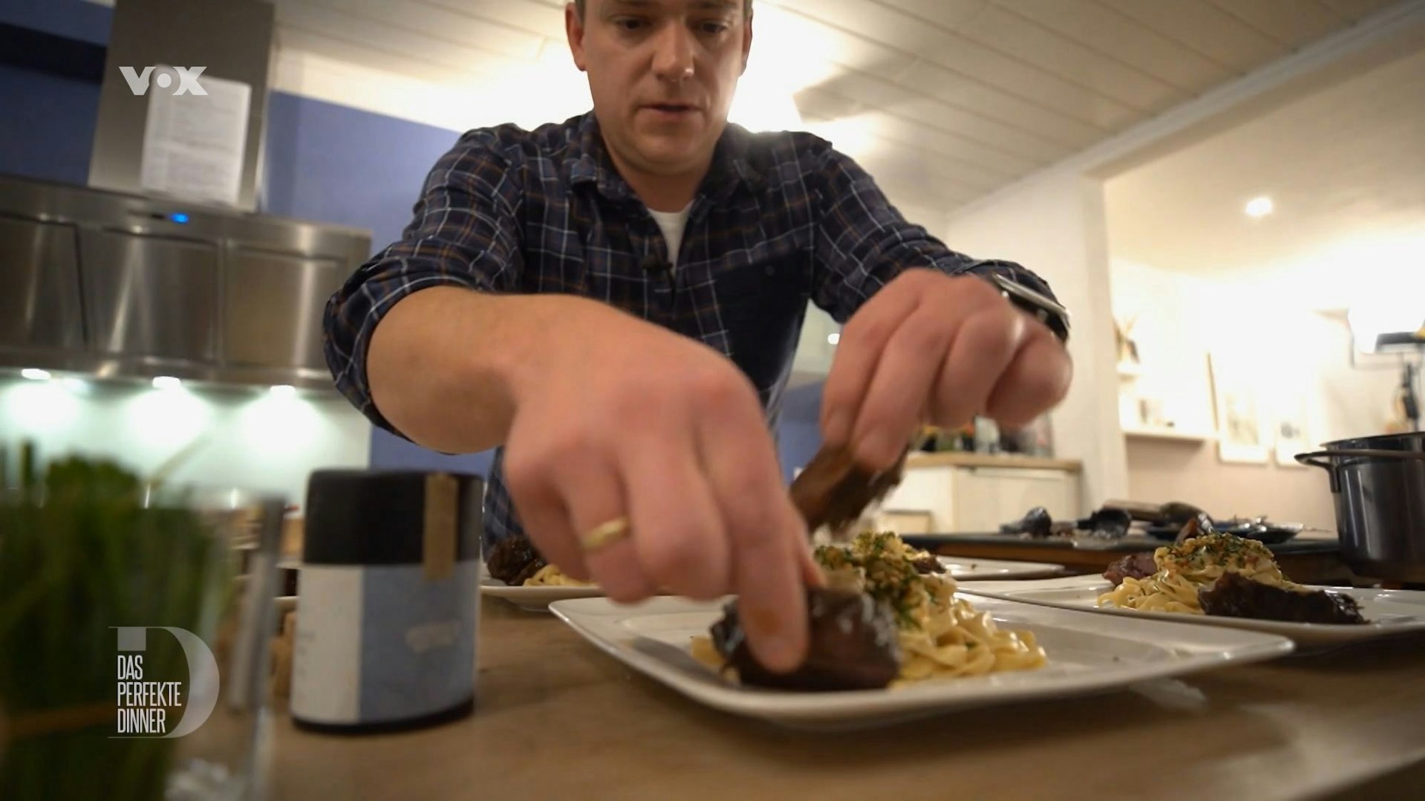 Maurice richtet Ochsenbäckchen und selbstgemachte Tagliatelle mit Schwarzwurzel-Ragout an.
