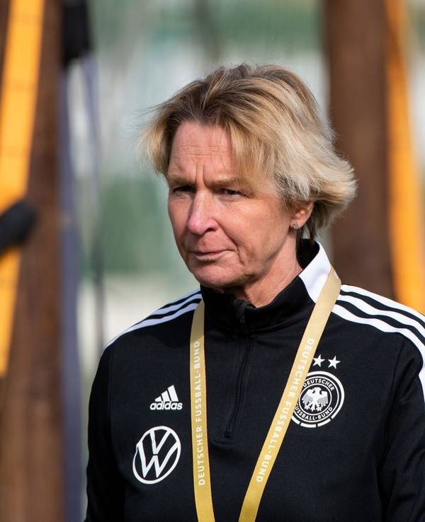 Bundestrainerin Martina Voss-Tecklenburg leitet das Training.