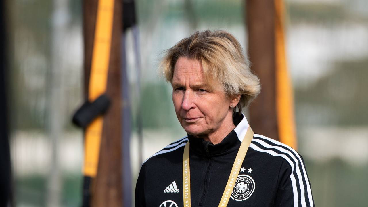 Bundestrainerin Martina Voss-Tecklenburg leitet das Training.