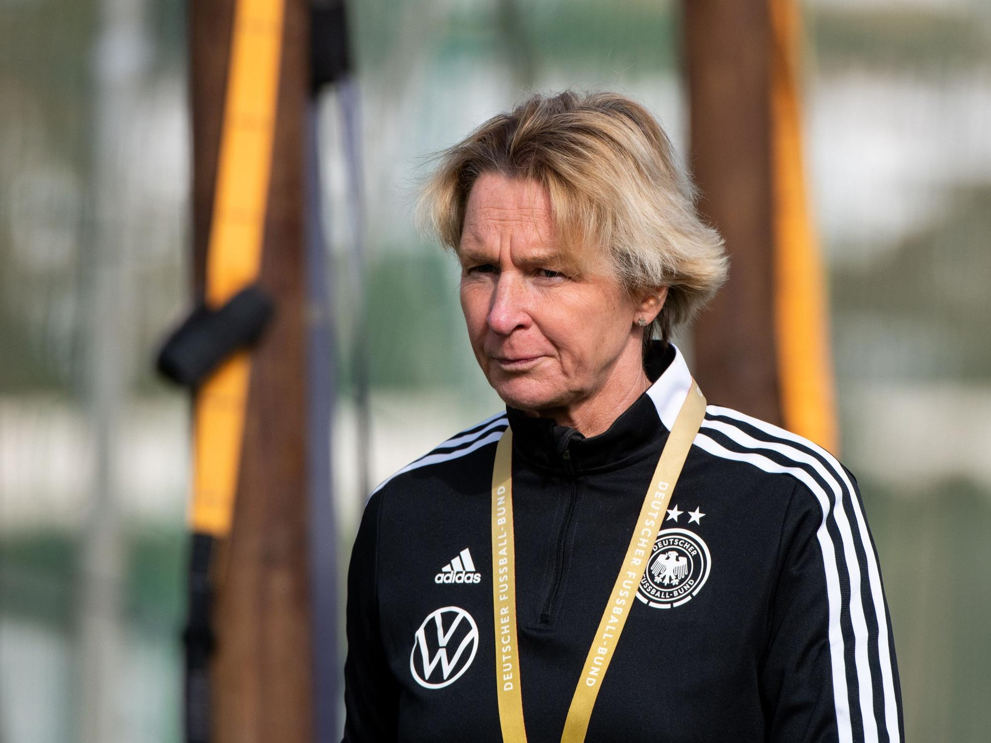 Bundestrainerin Martina Voss-Tecklenburg leitet das Training.