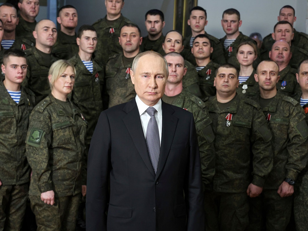 Russlands Präsident Wladimir Putin spricht in seiner jährlichen, im Fernsehen übertragenen Neujahrsbotschaft zum Volk: Am 24. Februar jährt sich sein Angriffskrieg gegen die Ukraine zum ersten Mal. Was der Krieg für sein eigenes Schicksal bedeutet, erklärt der Kölner Politologe Thomas Jäger.
