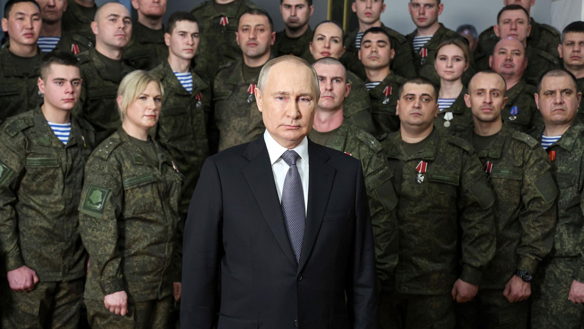 Russlands Präsident Wladimir Putin spricht in seiner jährlichen, im Fernsehen übertragenen Neujahrsbotschaft zum Volk: Am 24. Februar jährt sich sein Angriffskrieg gegen die Ukraine zum ersten Mal. Was der Krieg für sein eigenes Schicksal bedeutet, erklärt der Kölner Politologe Thomas Jäger.