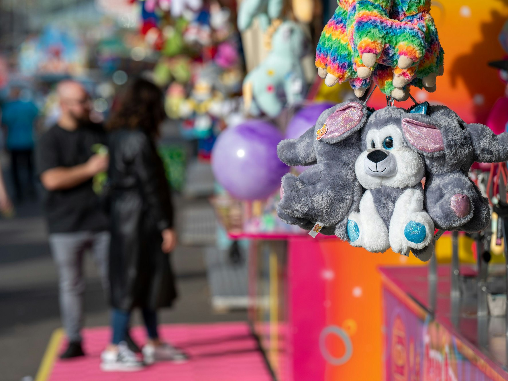 Publikum auf der Deutzer Herbstkirmes vor einer Kirmesbude.