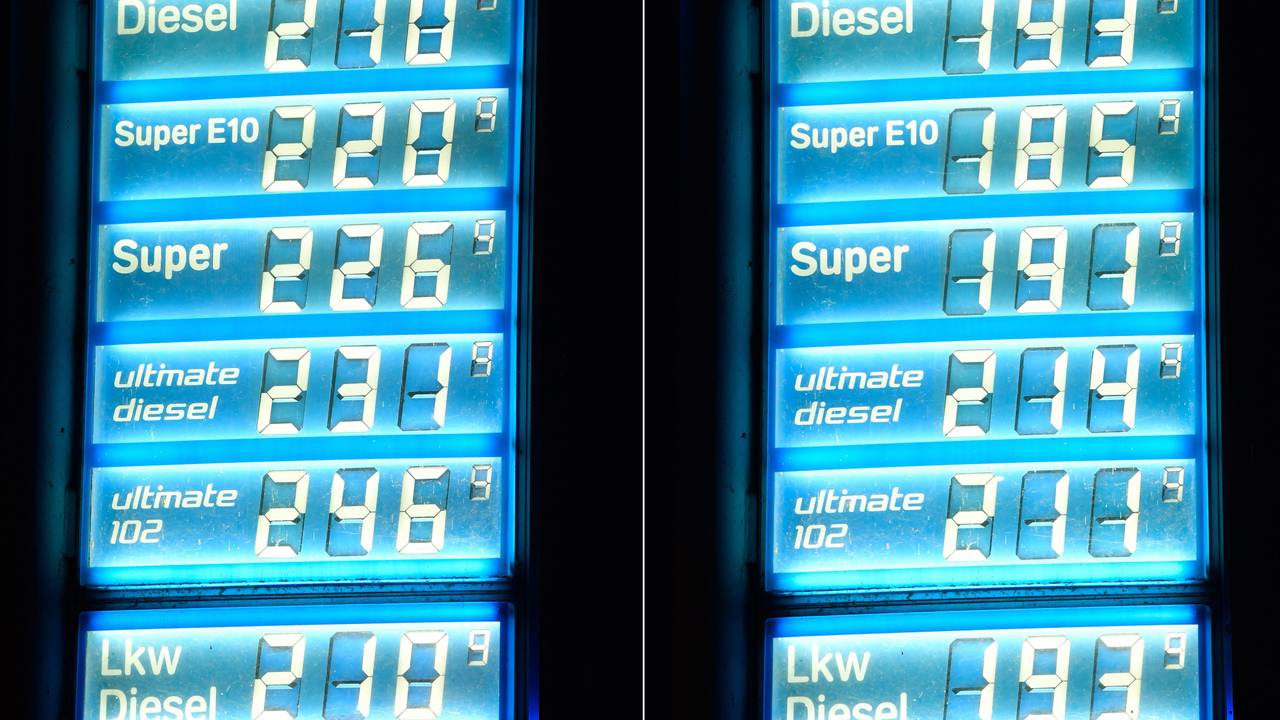 Auf einer Preistafel an einer Tankstelle in NRW sieht man die teuren Kraftstoffpreise in Blau leuchten.