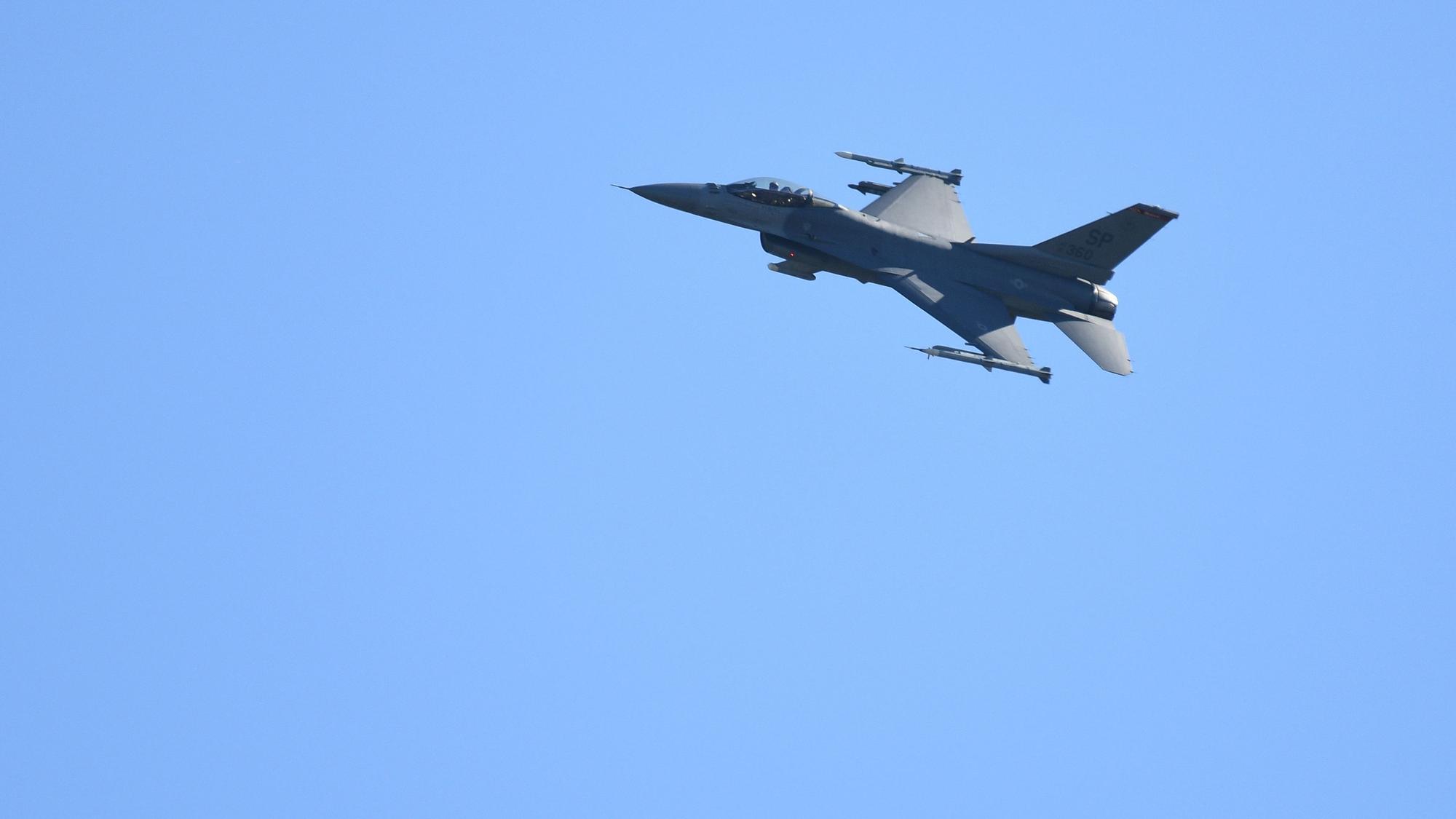 Ein Kampfflugzeug vom Typ F-16 überfliegt im Juli 2020 die Start- und Landebahn des US-Militärflughafens in Spangdahlem (Rheinland-Pfalz).