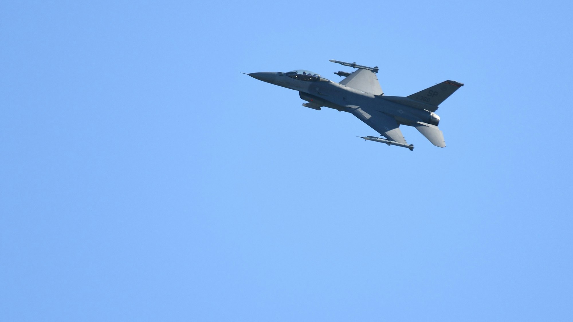 Ein Kampfflugzeug vom Typ F-16 überfliegt im Juli 2020 die Start- und Landebahn des US-Militärflughafens in Spangdahlem (Rheinland-Pfalz).