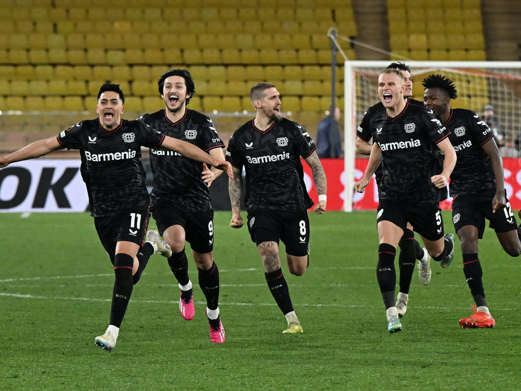 Leverkusens Spieler bejubeln den Sieg nach dem Elfmeterschießen.