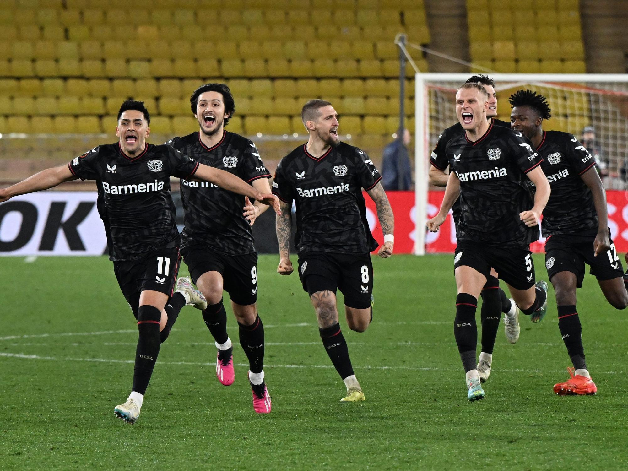 Leverkusens Spieler bejubeln den Sieg nach dem Elfmeterschießen.