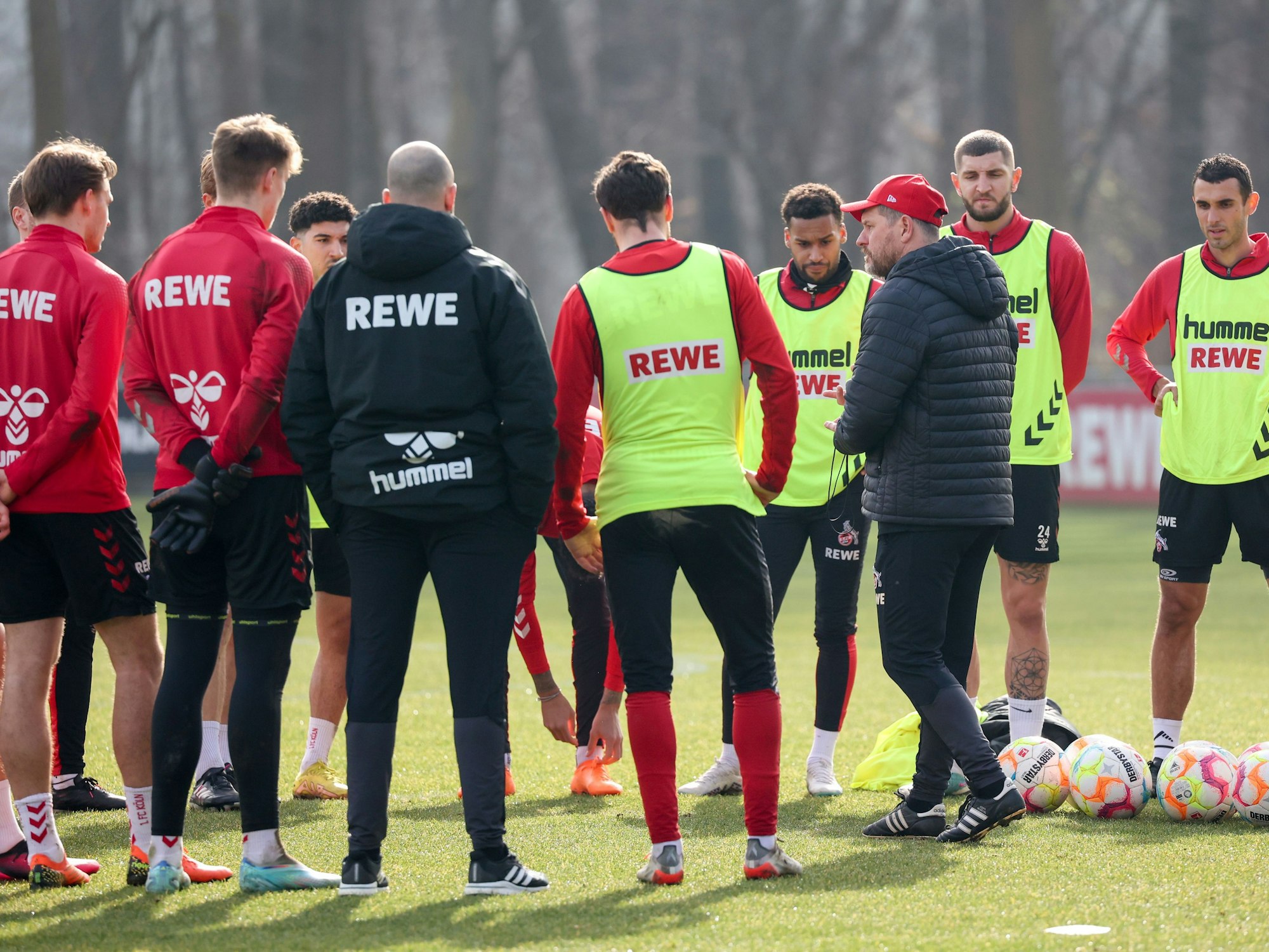 Steffen Baumgart hält Ansprache im Training des 1. FC Köln.