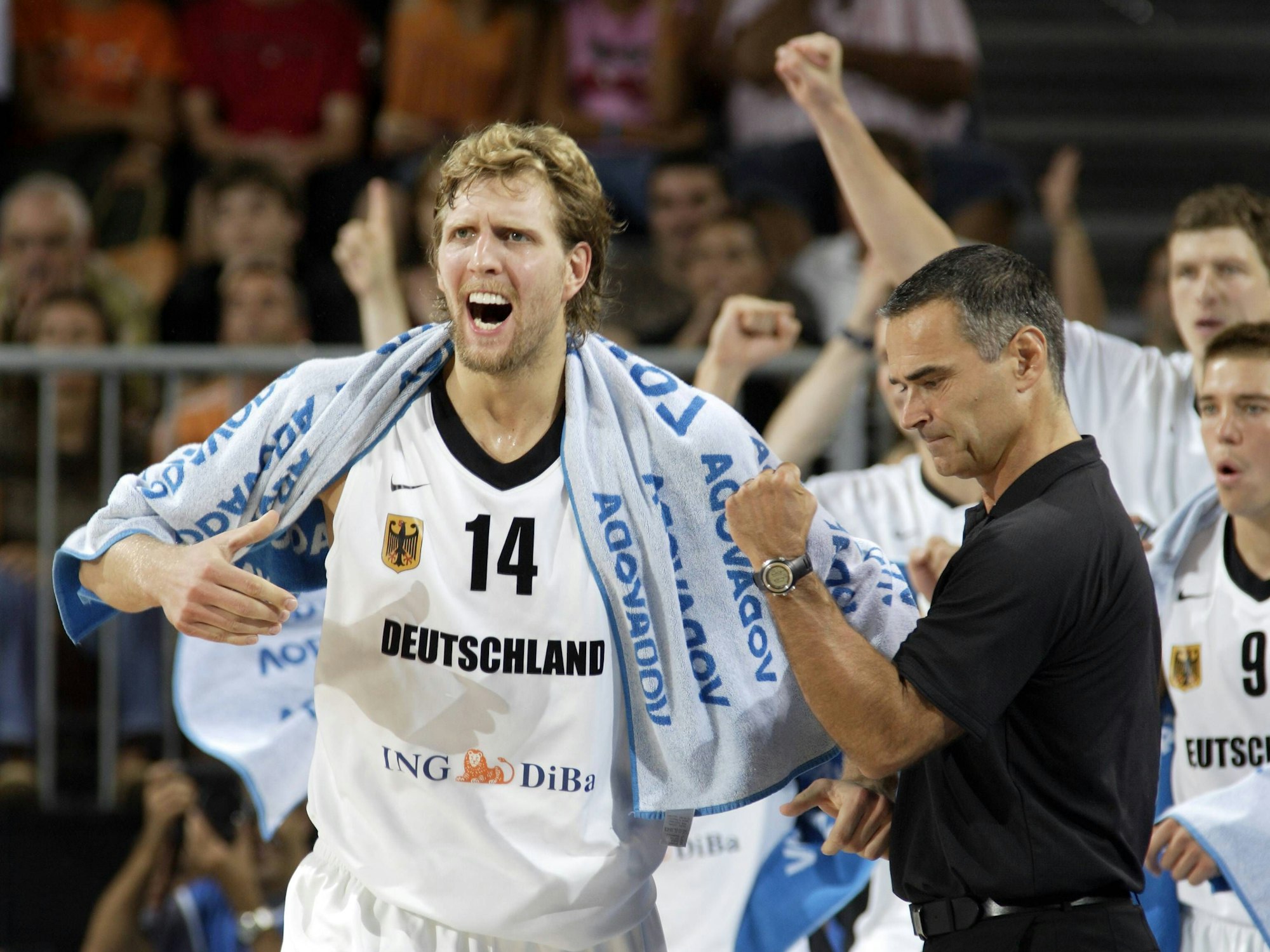 Bundestrainer Dirk Bauermann und Dirk Nowitzki (beide Deutschland) jubeln.