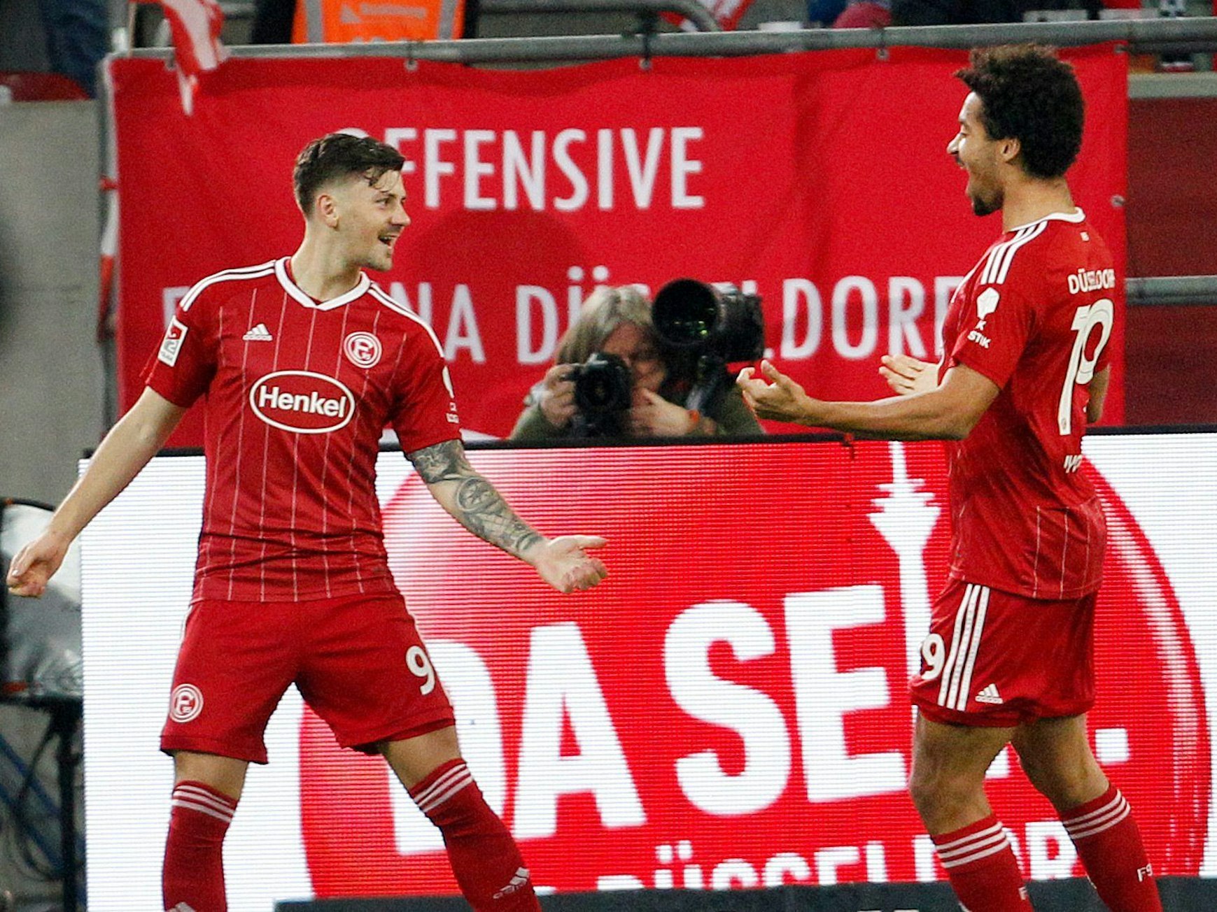 Fortuna Düsseldorf feiert: Dawid Kownacki (l) jubelt mit Emmanuel Iyoha über einen Treffer.