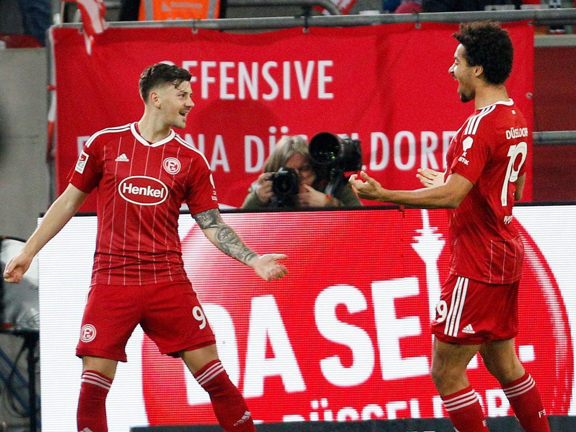 Fortuna Düsseldorf feiert: Dawid Kownacki (l) jubelt mit Emmanuel Iyoha über einen Treffer.