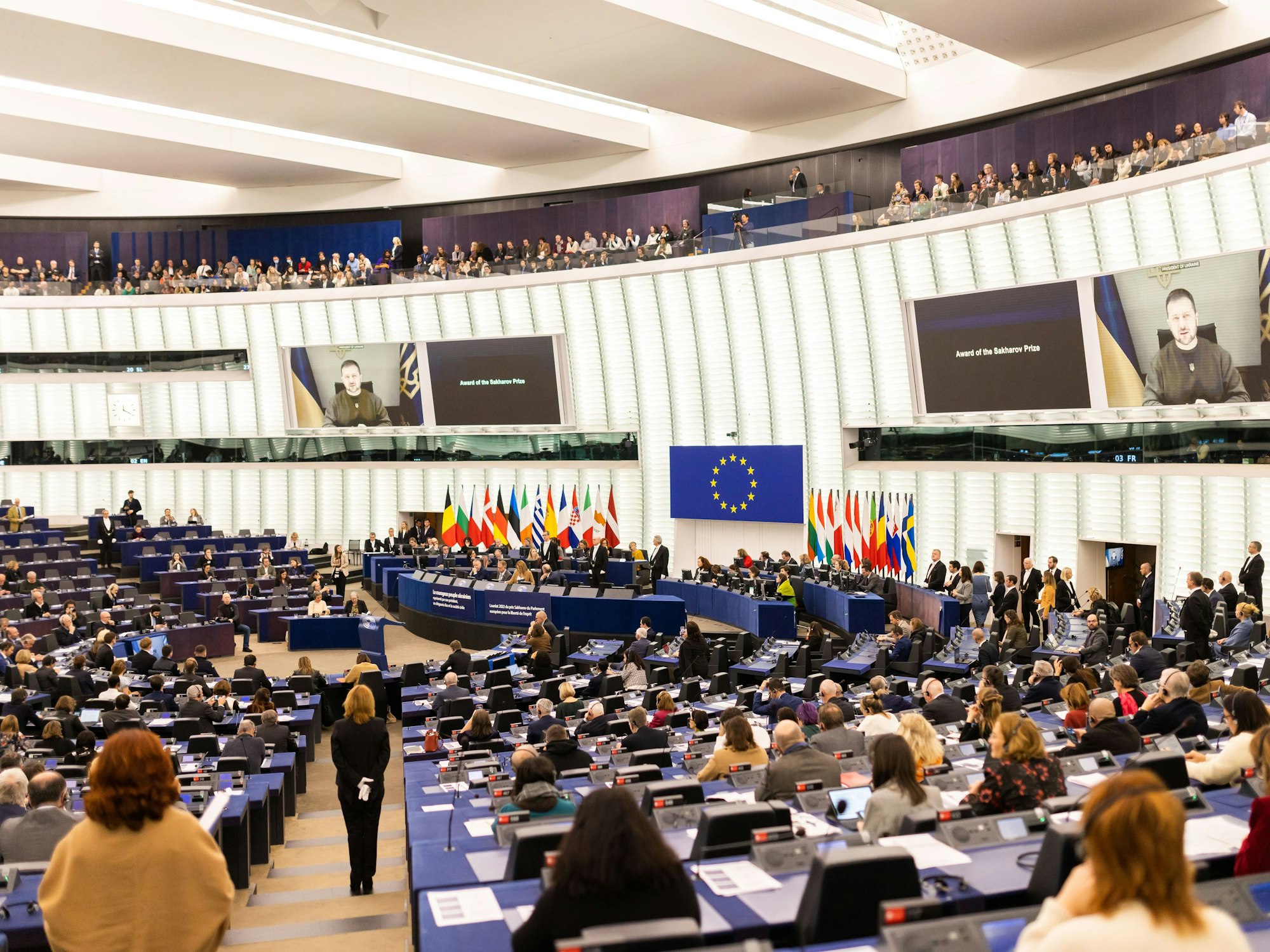 Der ukrainische Präsident Wolodymyr Selenskyj spricht während der Verleihung des Sacharow-Preises live zu den Besuchern und Mitgliedern des Europäischen Parlaments in Straßburg.
