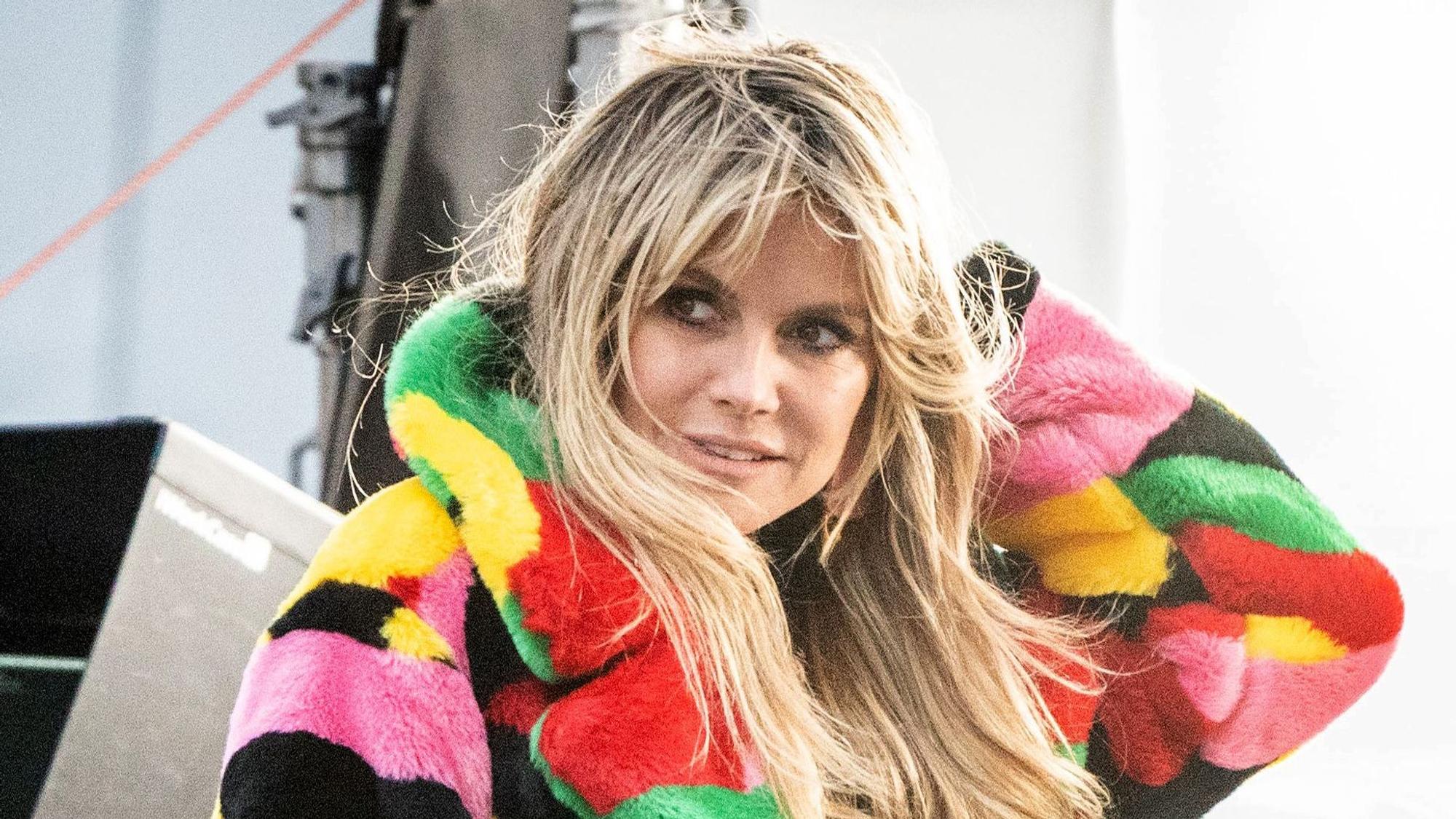 Heidi Klum steht bei Dreharbeiten zur 16. Staffel „Germany's next Topmodel“ vor dem Hotel Adlon in Berlin.