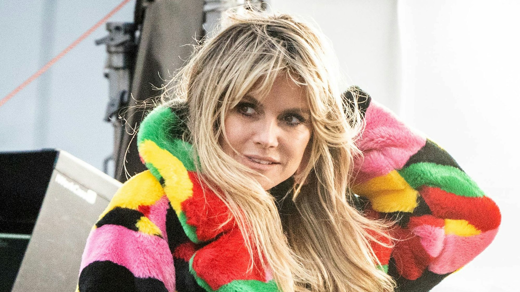 Heidi Klum steht bei Dreharbeiten zur 16. Staffel „Germany's next Topmodel“ vor dem Hotel Adlon in Berlin.