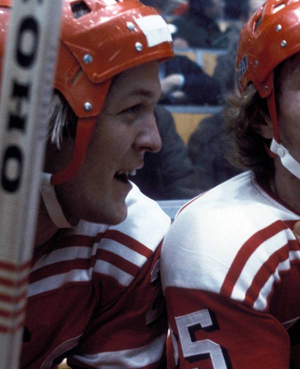 Die Eishockey-Profis Udo Kießling (r.) und Erich Kühnhackl (Kölner Haie) gut gelaunt auf der Bank im Jahr 1977.