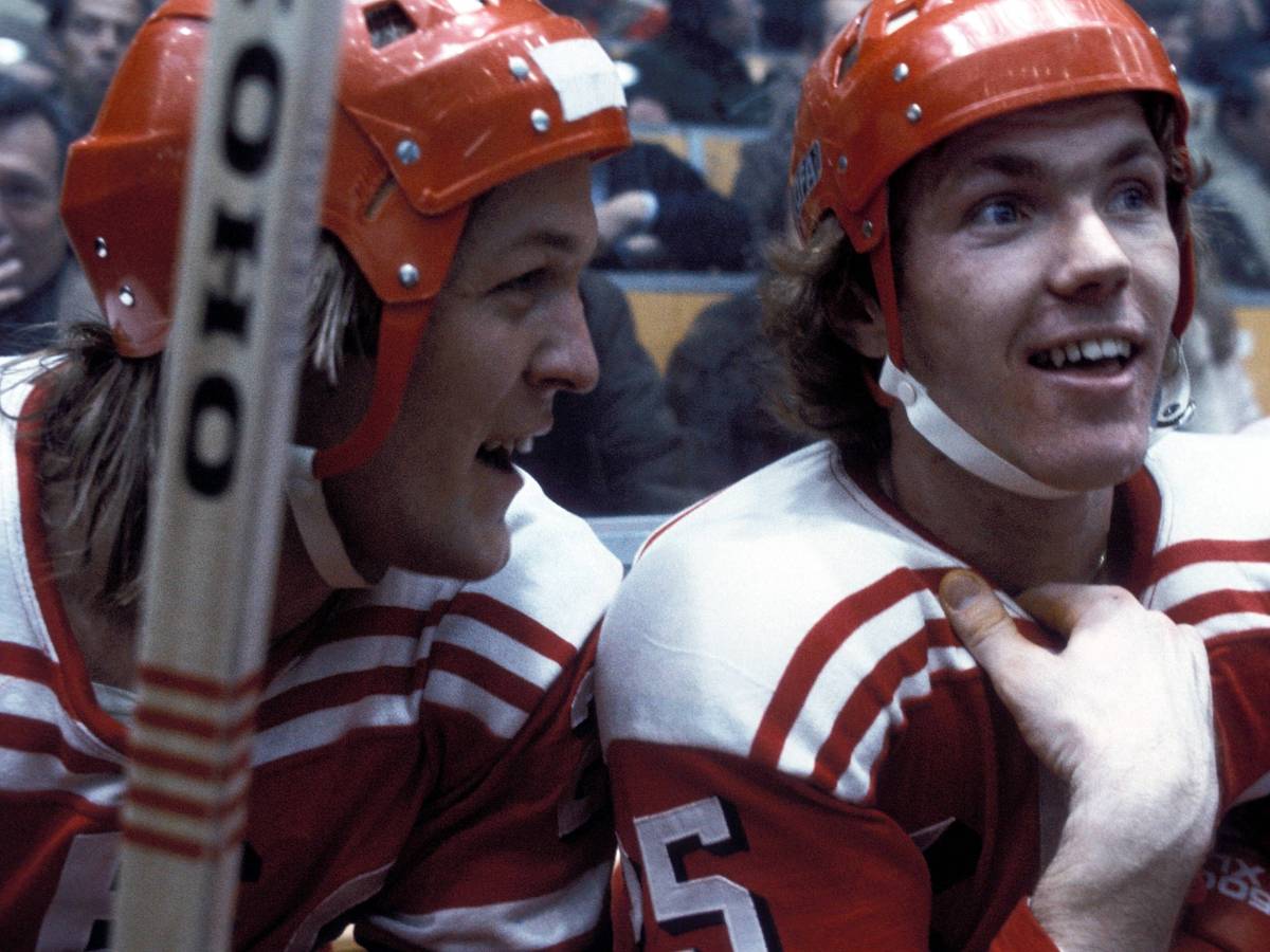 Die Eishockey-Profis Udo Kießling (r.) und Erich Kühnhackl (Kölner Haie) gut gelaunt auf der Bank im Jahr 1977.