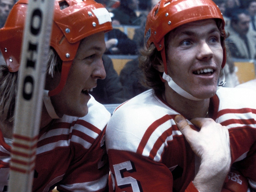 Die Eishockey-Profis Udo Kießling (r.) und Erich Kühnhackl (Kölner Haie) gut gelaunt auf der Bank im Jahr 1977.