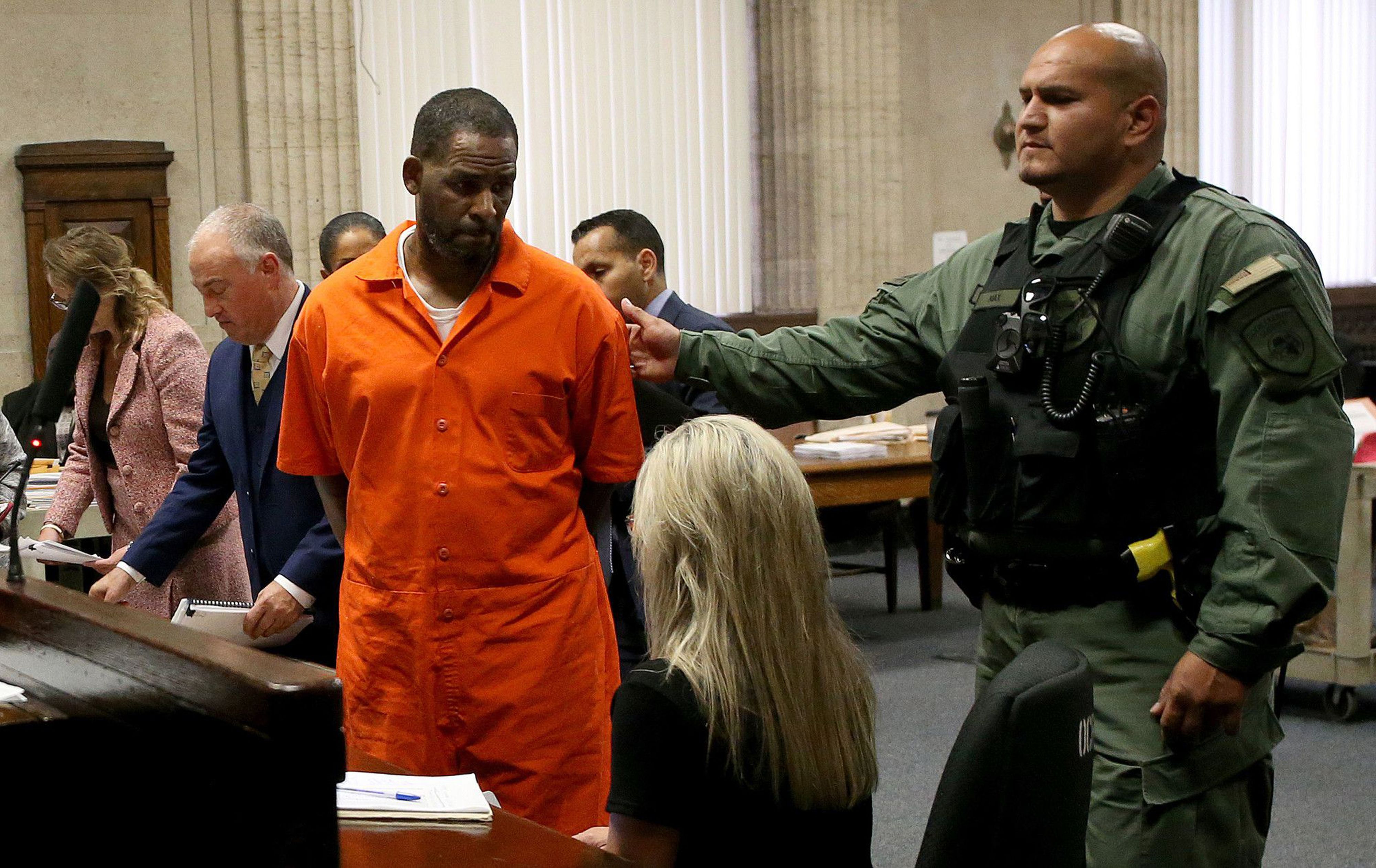 R. Kelly wendet sich während einer Anhörung zu seinem Fall im Leighton Criminal Court Building in Chicago zum Ausgang.