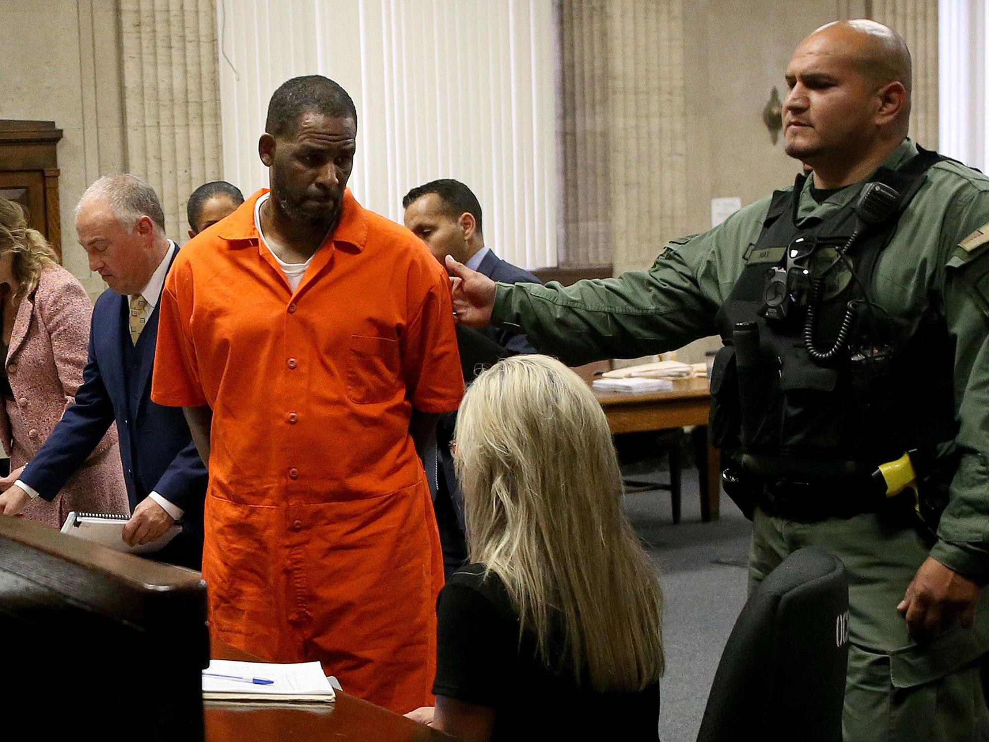 R. Kelly wendet sich während einer Anhörung zu seinem Fall im Leighton Criminal Court Building in Chicago zum Ausgang.