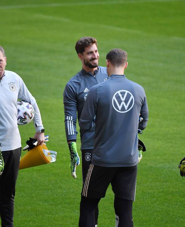 Köpke bespricht sich mit ter Stegen beim Mannschaftstraining.