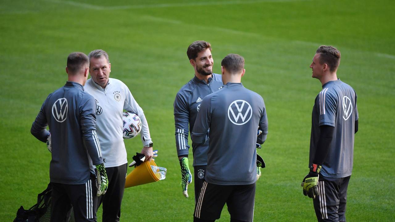 Köpke bespricht sich mit ter Stegen beim Mannschaftstraining.