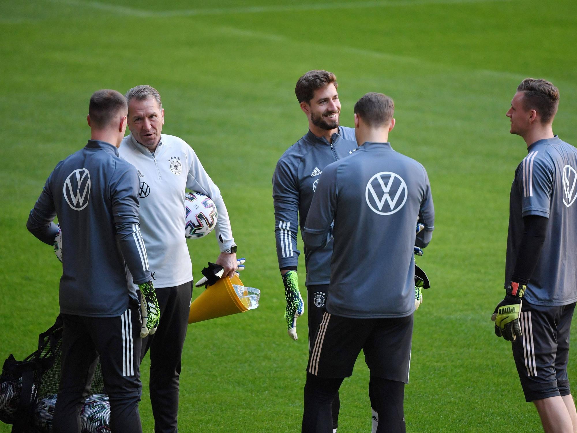 Köpke bespricht sich mit ter Stegen beim Mannschaftstraining.