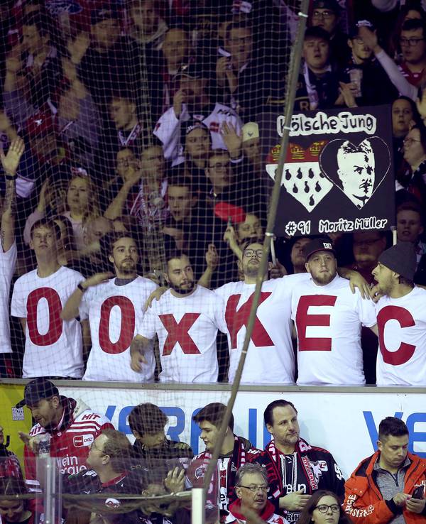 Kölner Haie feiern Moritz Müller: Fans mit dem Schriftzug 1000 und der Nummer 91.