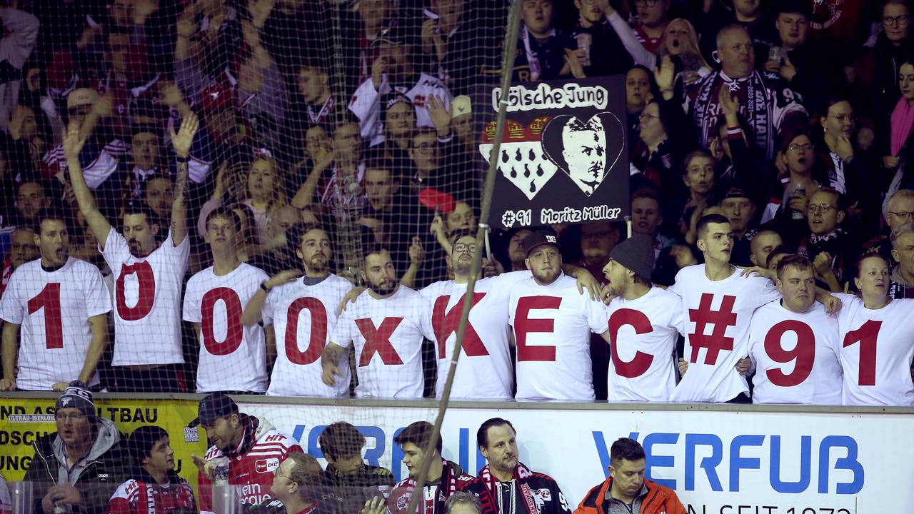 Kölner Haie feiern Moritz Müller: Fans mit dem Schriftzug 1000 und der Nummer 91.
