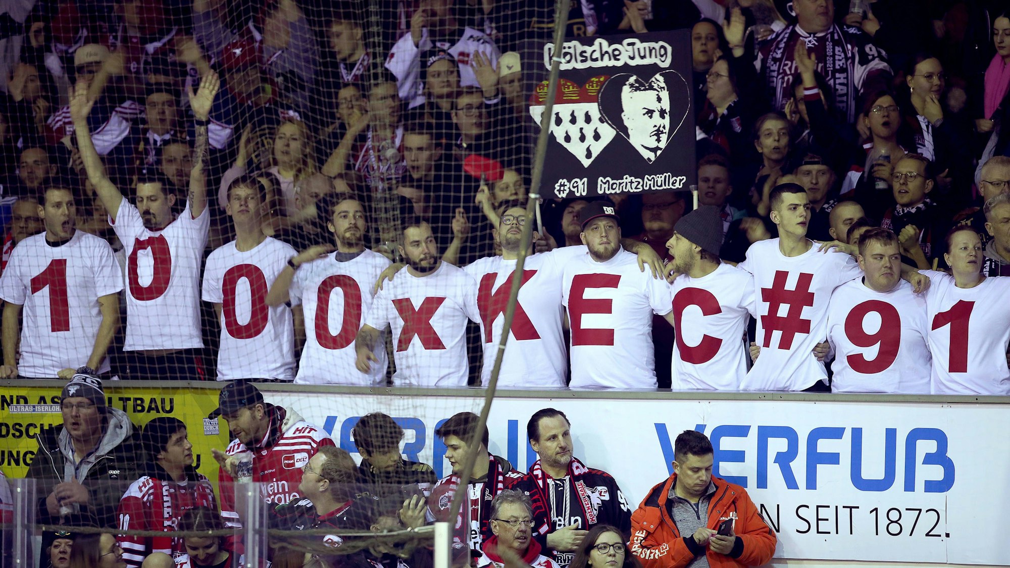 Kölner Haie feiern Moritz Müller: Fans mit dem Schriftzug 1000 und der Nummer 91.