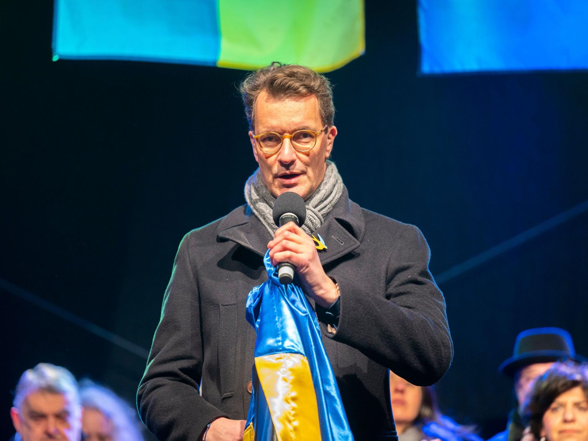 Hendrik Wüst sprach auf dem Roncalli-Platz zum Jahrestag des Ukraine-Krieges.