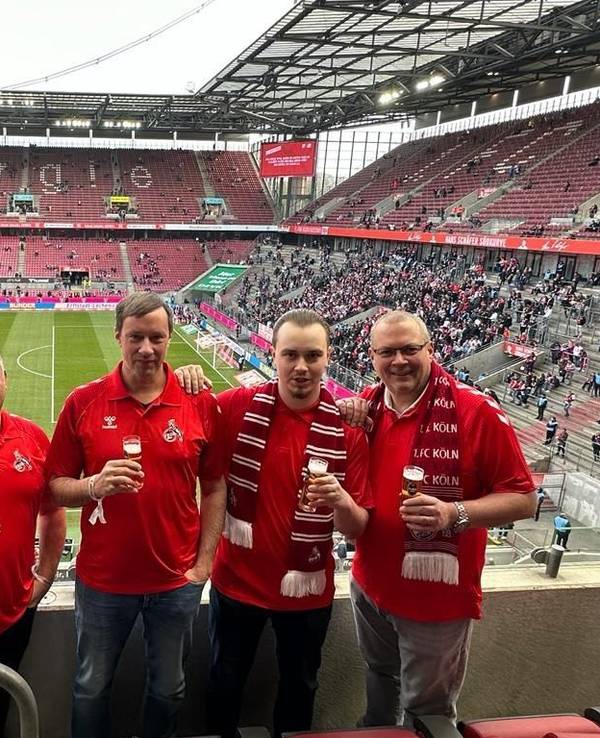 Der Fanclub Kuchenblock Müngersdorf beim Heimspiel des 1. FC Köln.