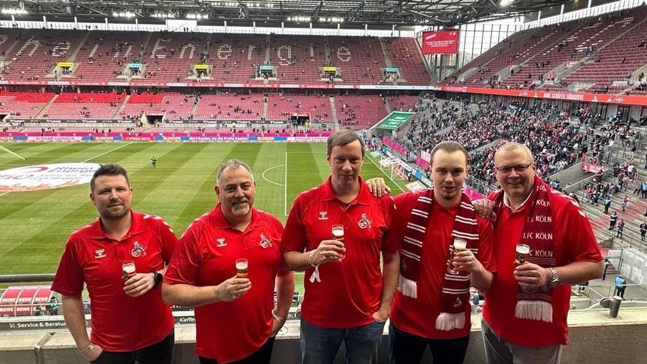 Der Fanclub Kuchenblock Müngersdorf beim Heimspiel des 1. FC Köln.