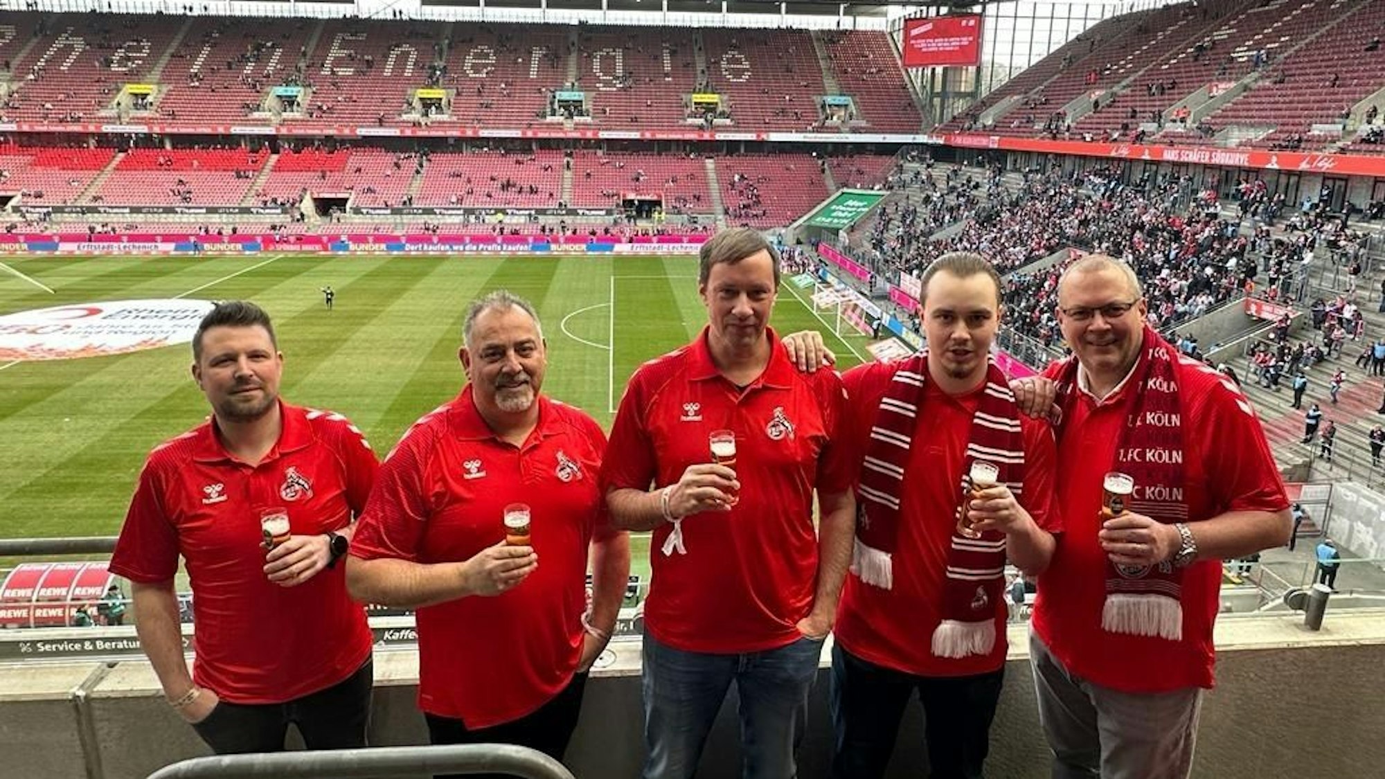 Der Fanclub Kuchenblock Müngersdorf beim Heimspiel des 1. FC Köln.