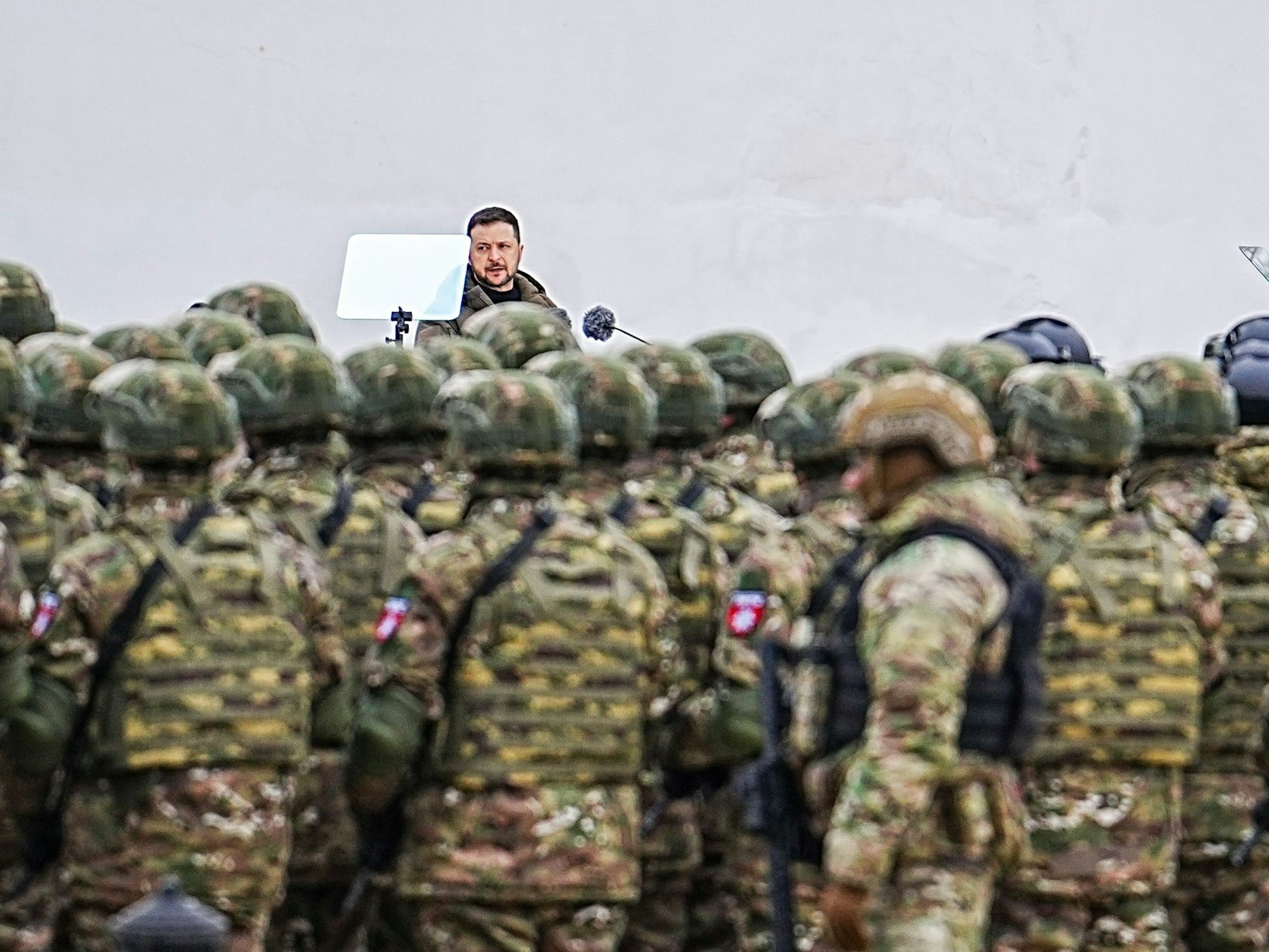 Wolodymyr Selenskyj, Präsident der Ukraine, spricht bei einer Militärparade vor der Sophienkathedrale zu den Soldaten.