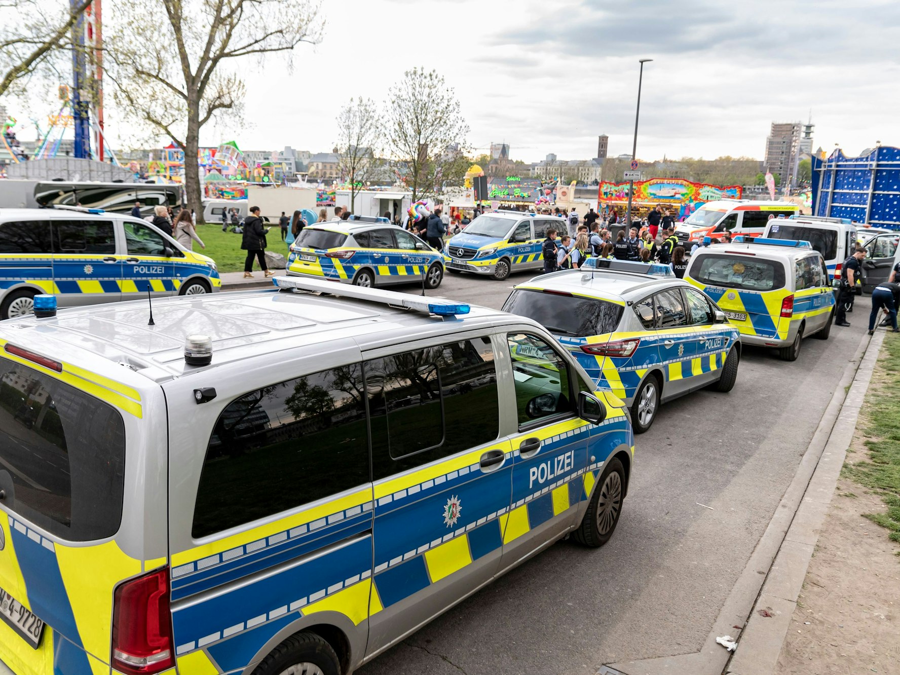 Polizeiwagen stehen vor der Deutzer Kirmes.