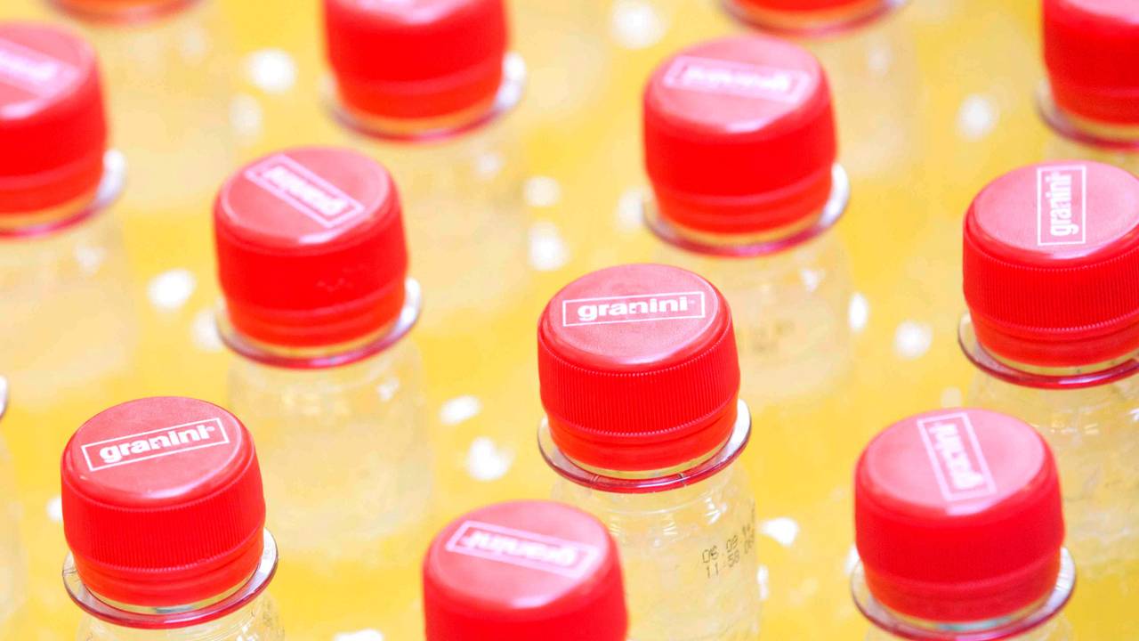 Flaschen mit Saft des Getränkeherstellers Eckes-Granini
