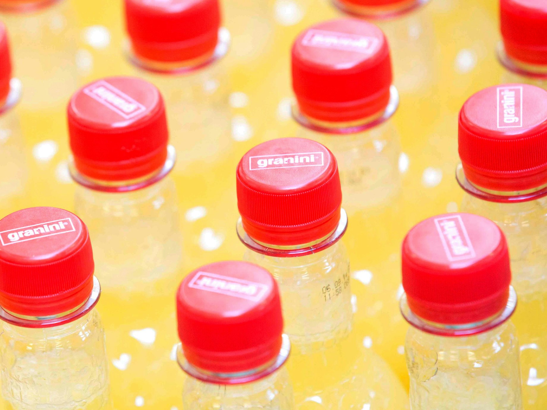 Flaschen mit Saft des Getränkeherstellers Eckes-Granini