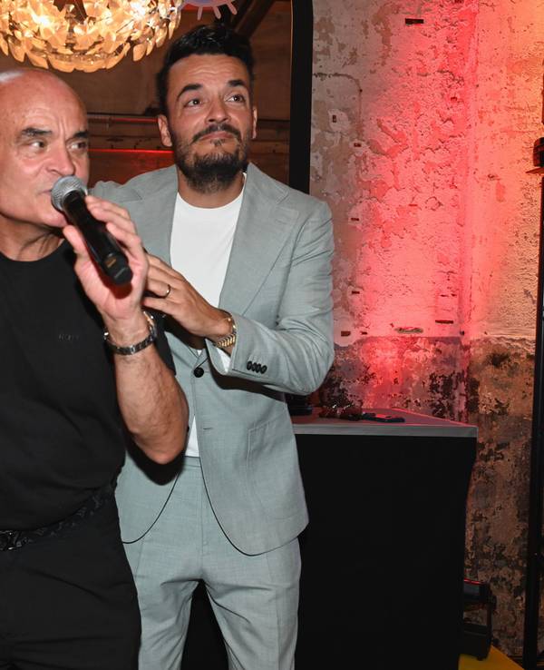 Giovanni Zarrella und sein Vater Bruno Zarrella singen bei einer Party.
