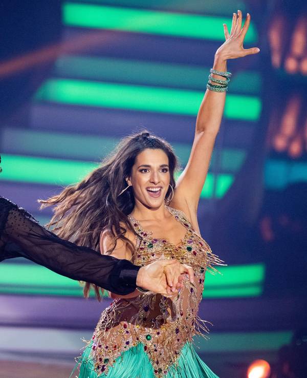 Massimo Sinato und Sally Özcan tanzen bei „Let’s Dance“ und schauen in die Ferne.