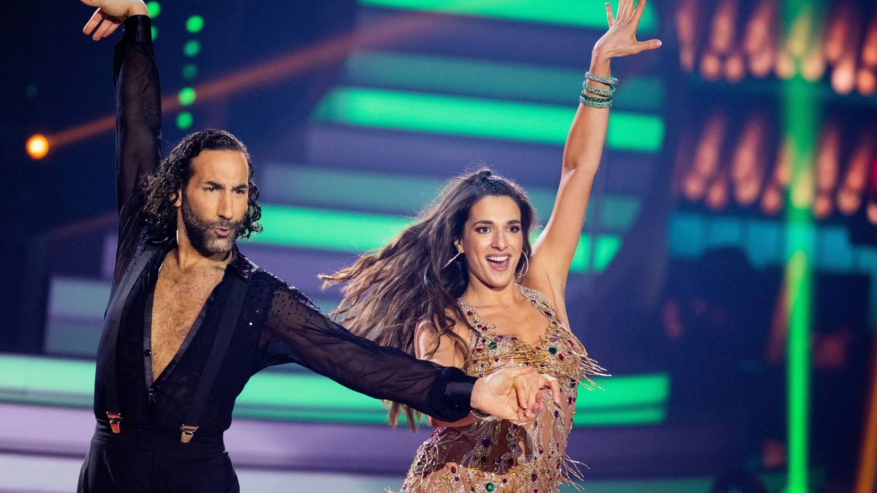 Massimo Sinato und Sally Özcan tanzen bei „Let’s Dance“ und schauen in die Ferne.