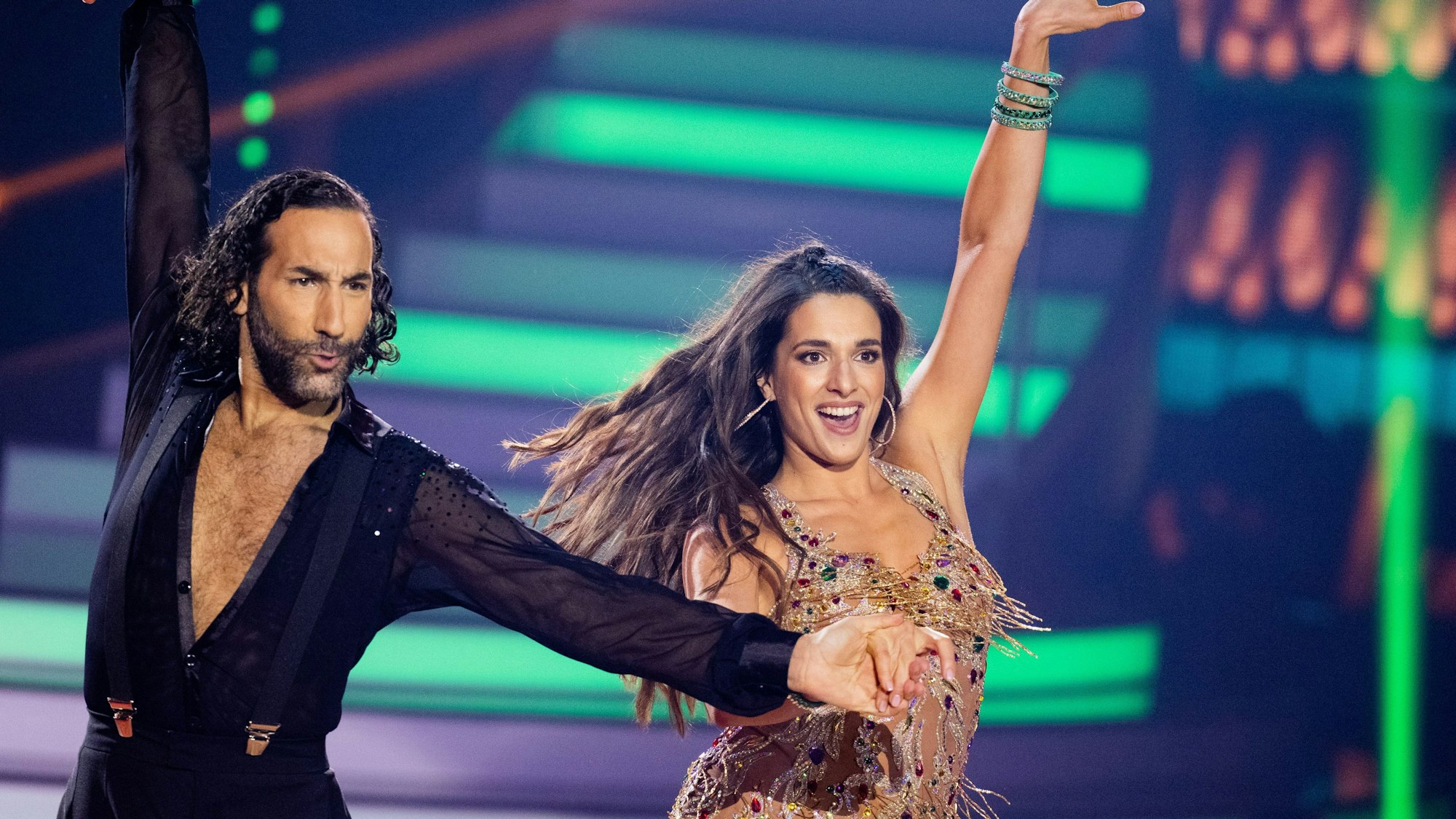 Massimo Sinato und Sally Özcan tanzen bei „Let’s Dance“ und schauen in die Ferne.