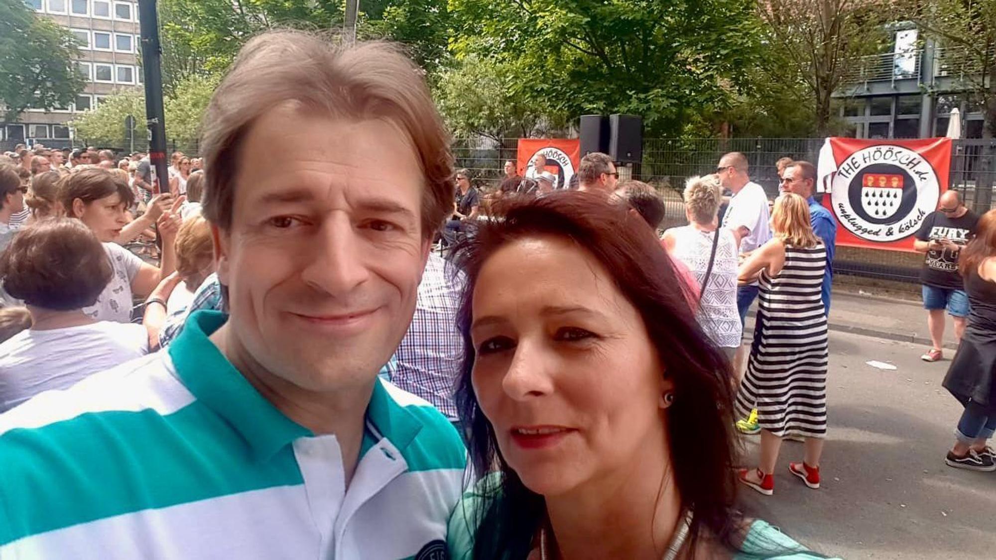 WIlhelm Weiß und seine Frau machen ein Selfie.