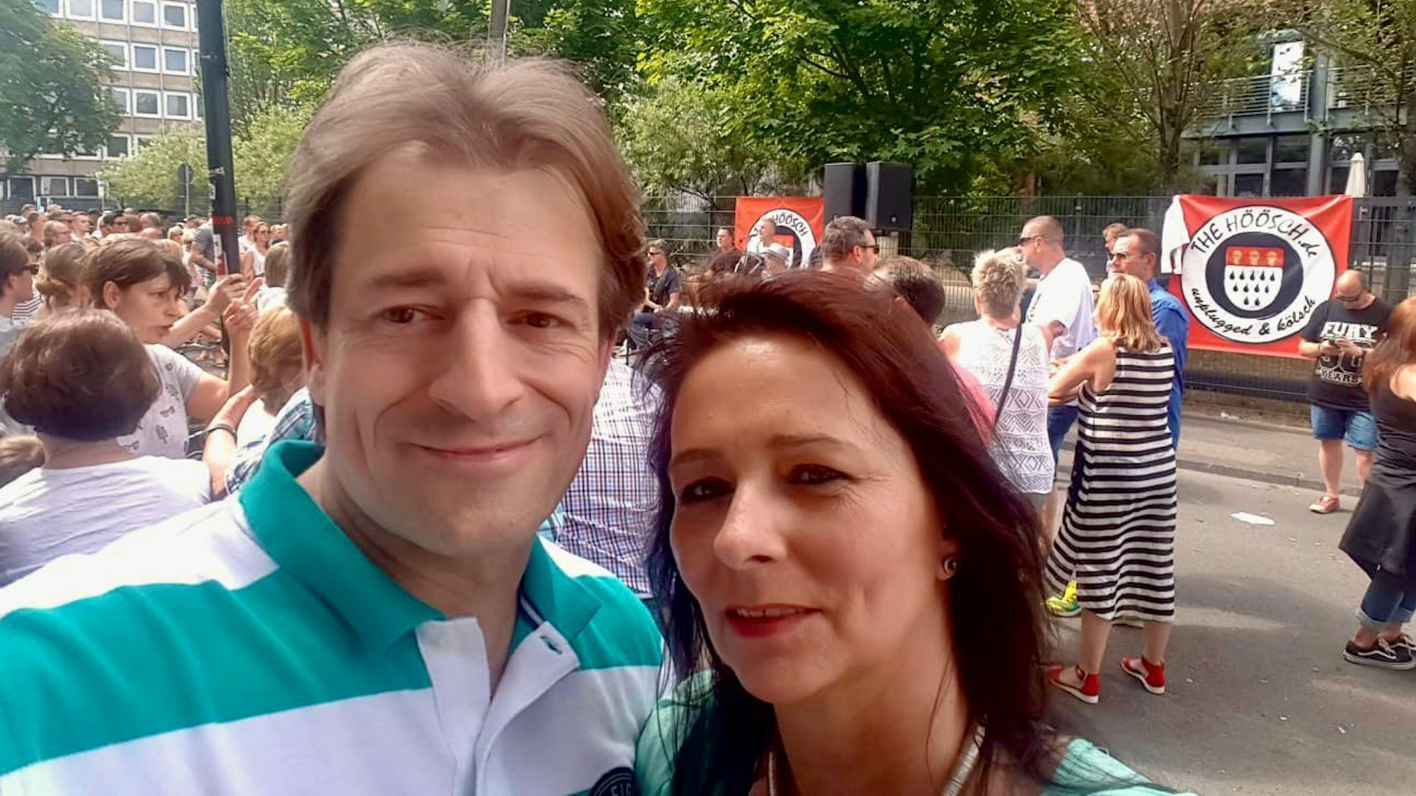 WIlhelm Weiß und seine Frau machen ein Selfie.