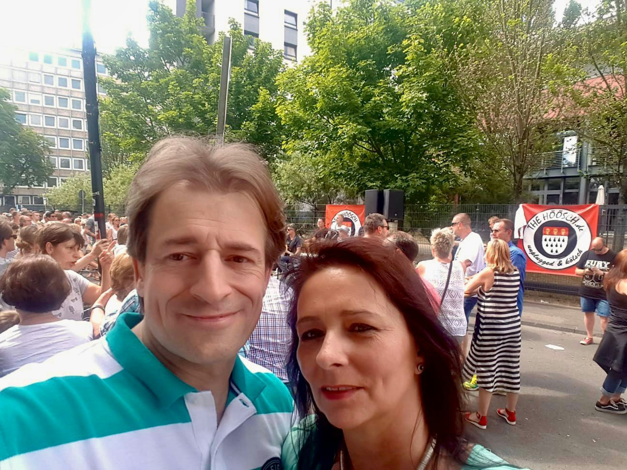 WIlhelm Weiß und seine Frau machen ein Selfie.