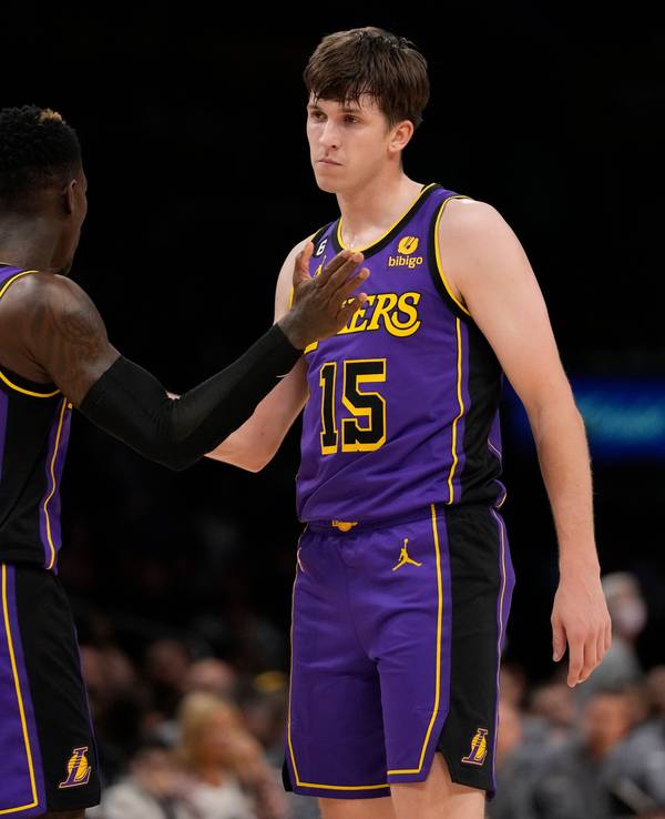 Dennis Schröder (l.) und Austin Reaves von den Los Angeles Lakers klatschen sich ab.