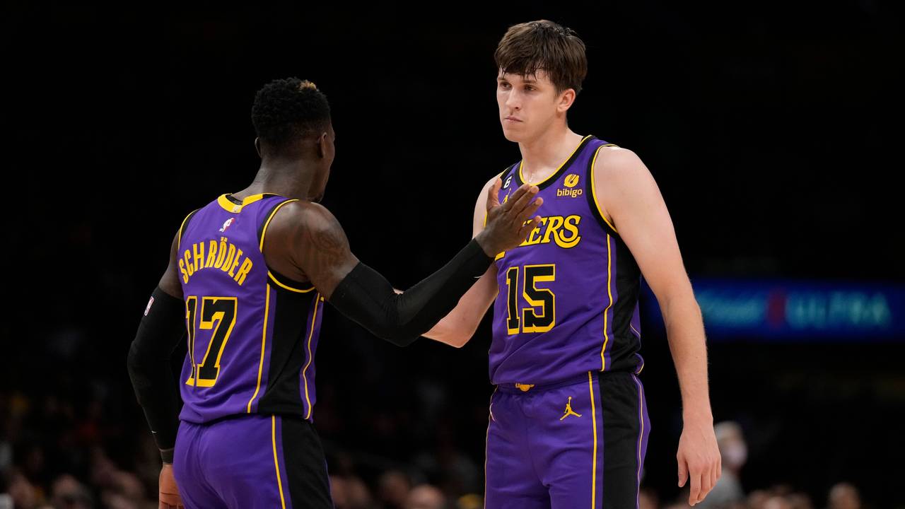 Dennis Schröder (l.) und Austin Reaves von den Los Angeles Lakers klatschen sich ab.